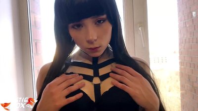 ცხელი შავგვრემანი ღრმად და მგრძნობიარედ იწოვს ფულისთვის